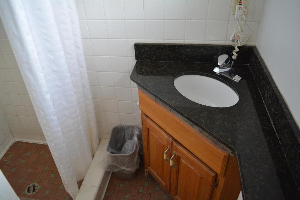 King Room at WYE Motor Lodge Duncansville - Altoona, photo 5