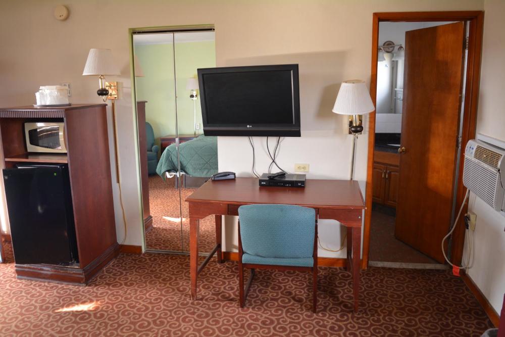 King Room at WYE Motor Lodge Duncansville - Altoona, photo 4