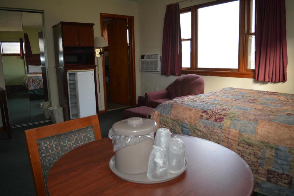 Standard Triple Room at WYE Motor Lodge Duncansville - Altoona, photo 4